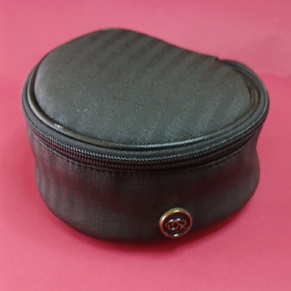 Oscar de la Renta NWT Small Black Cosmetic Case With Gold-toned Zipper Pull